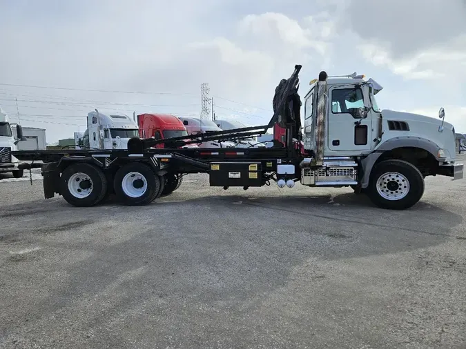 2019 MACK GU813