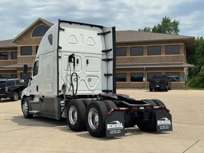 2022 FREIGHTLINER Cascadia 126