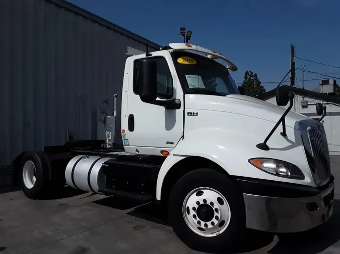 2019 NAVISTAR INTERNATIONAL RH613 DAYCAB S/A