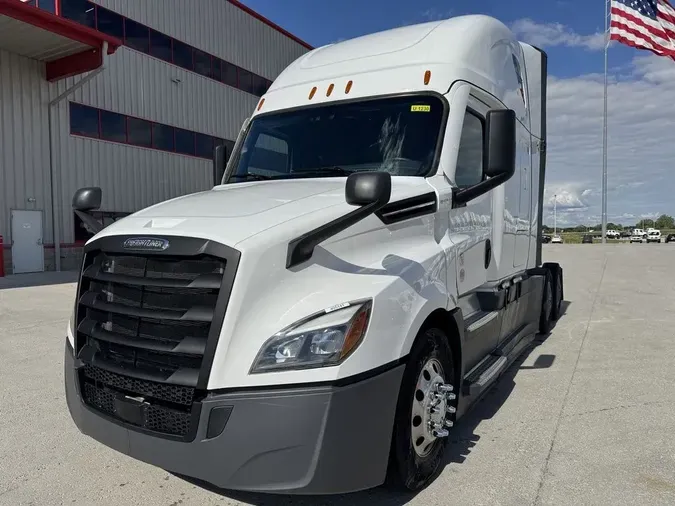 2025 Freightliner Cascadia&reg; Fifth Generation Sleeper Cab Raised Roof 116" / 126" BBC 72"