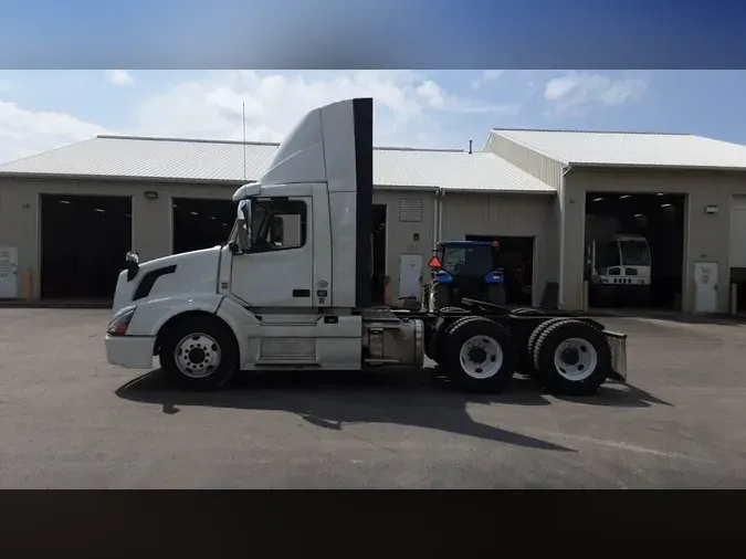 2017 Volvo VNL300