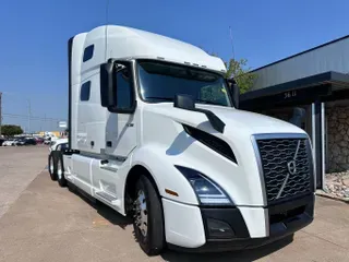 2025 VOLVO VNL64T760