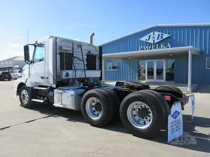 2015 VOLVO VNL64T300