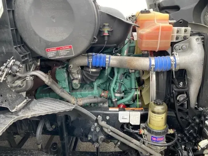 2023 Volvo VNR64T400