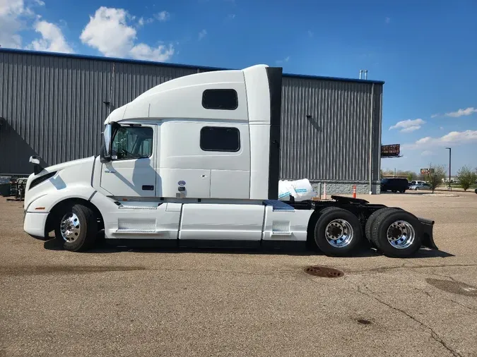2025 VOLVO VNL64T860