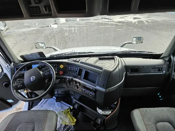 2022 VOLVO VNL64T760
