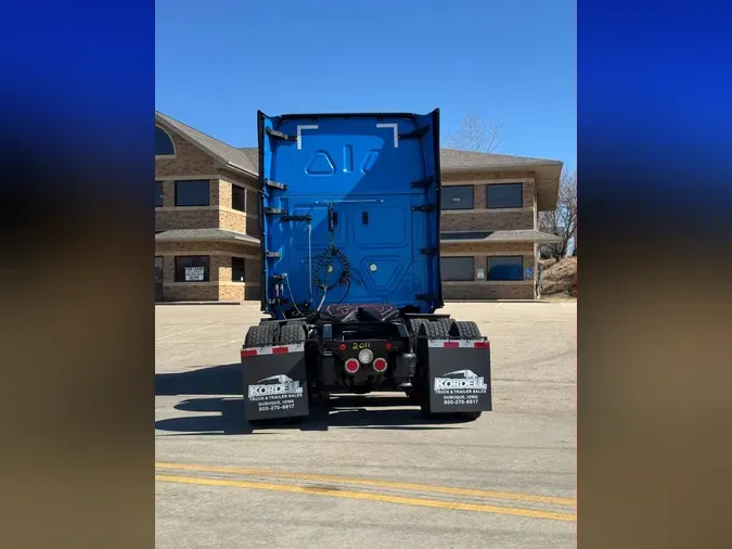 2022 FREIGHTLINER Cascadia 126