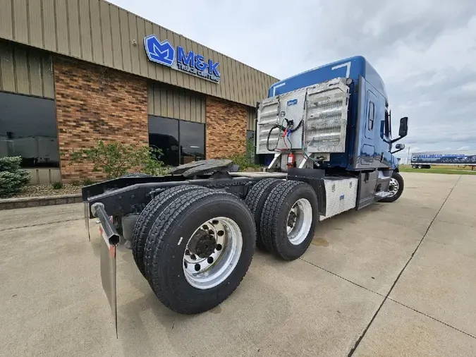 2021 FREIGHTLINER Cascadia 126