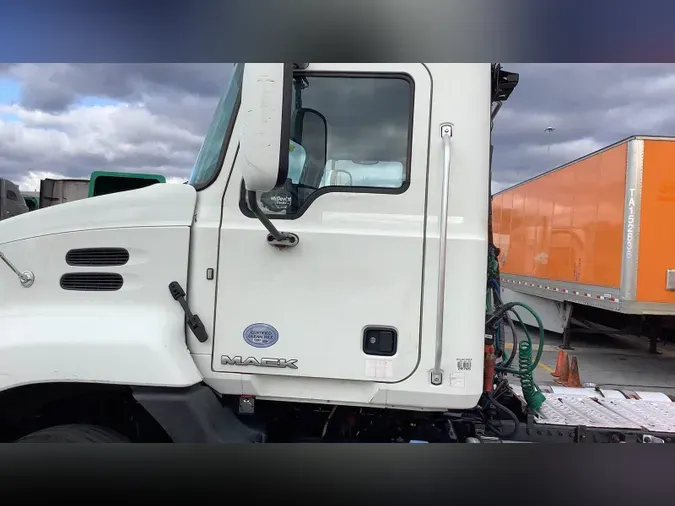 2017 Mack CXU (PINNACLE)8e654477c54701b7080f887023f76407