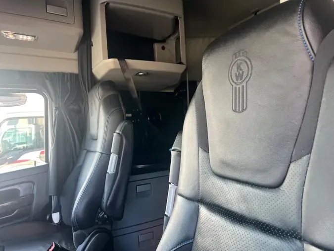 2023 Kenworth W990