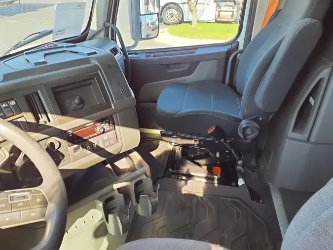 2020 VOLVO VNL64T-760