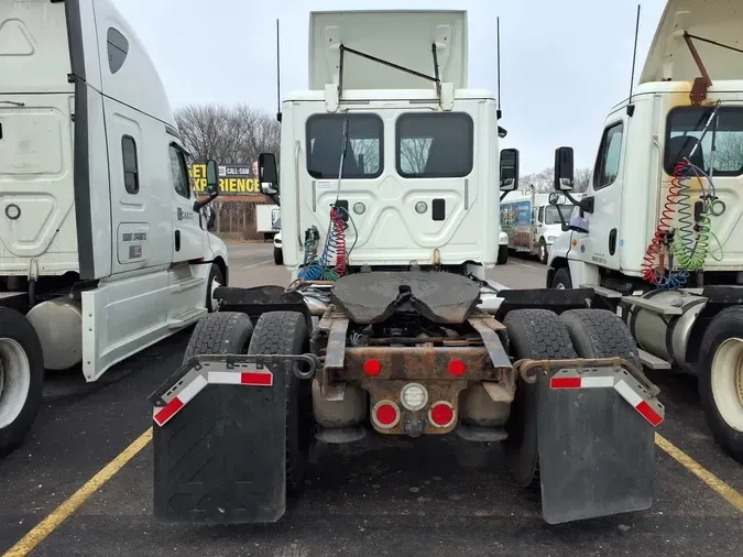 2016 FREIGHTLINER/MERCEDES CASCADIA 113