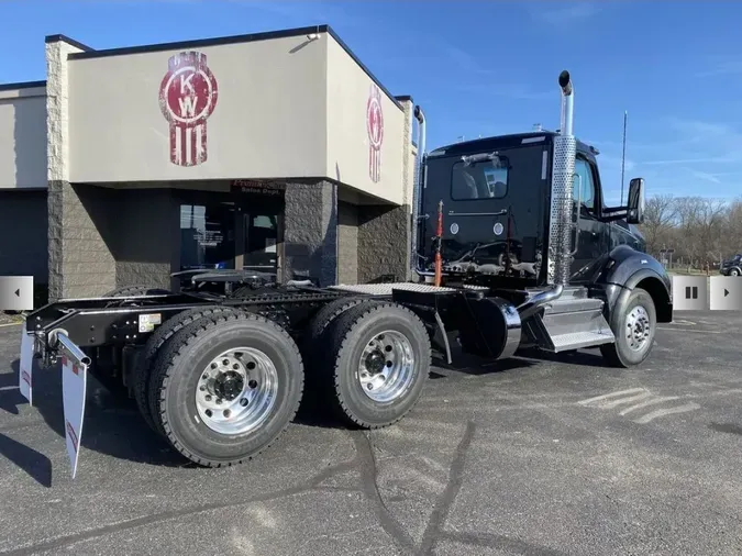 2025 Kenworth T880