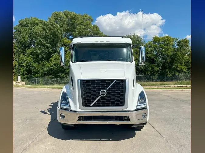 2020 VOLVO VNR64300