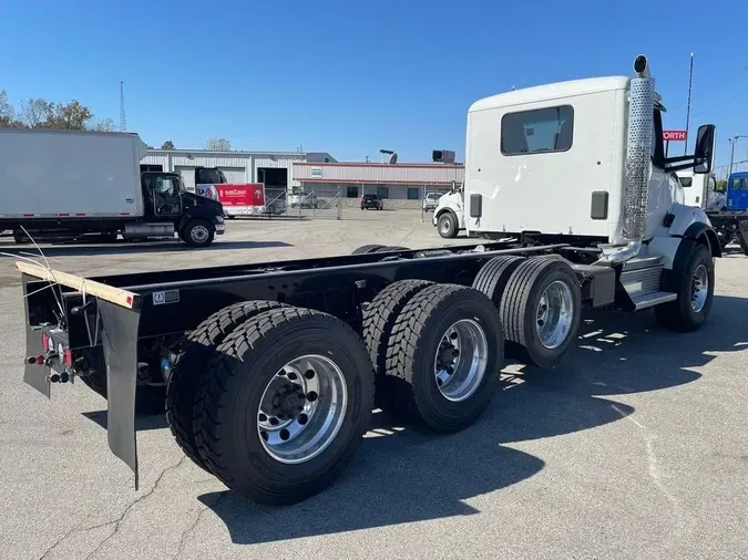 2025 Kenworth T880