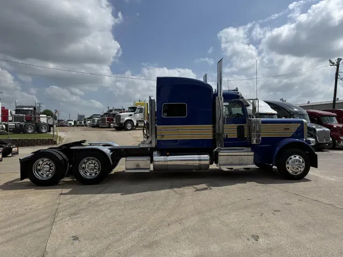 2022 Peterbilt 389