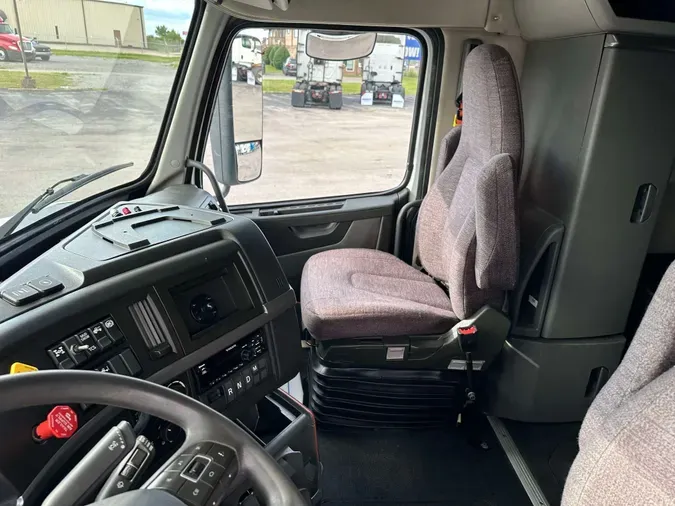 2019 VOLVO VNL64T760