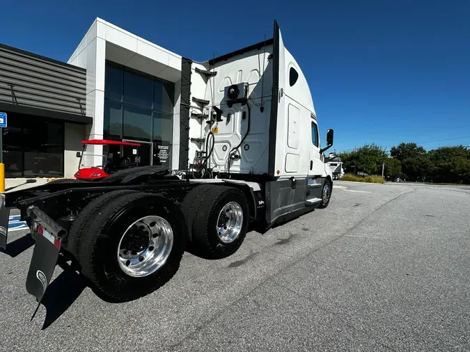 2020 Freightliner Cascadia 126