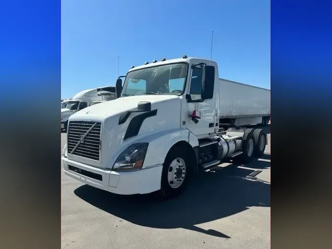 2017 VOLVO VNL64TRACTOR