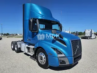 2021 VOLVO VNL64T300