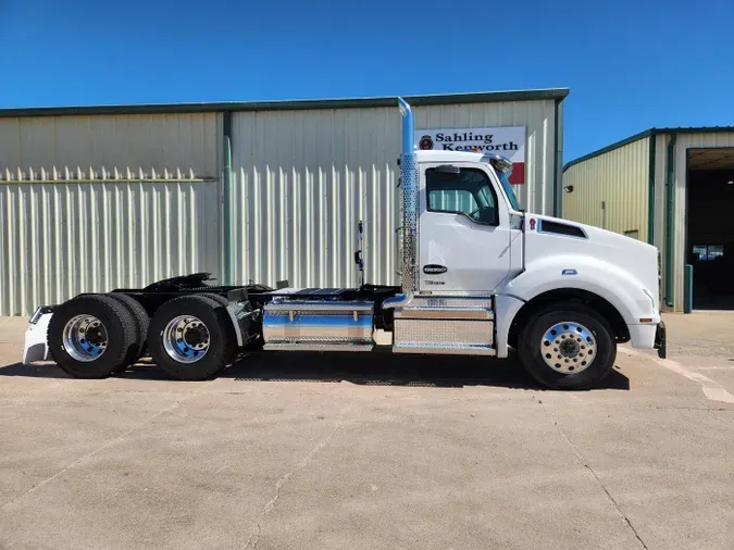 2025 Kenworth T880