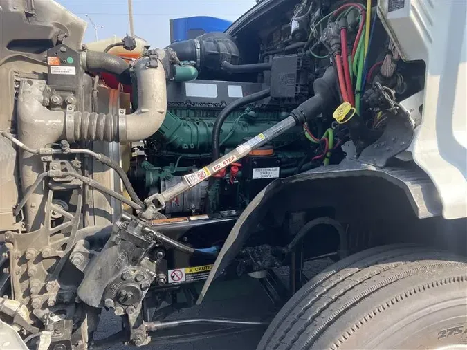 2020 VOLVO VNR64T300