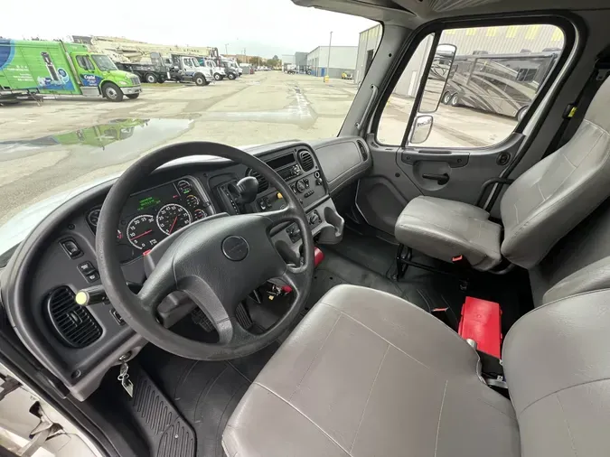 2019 Freightliner M2106