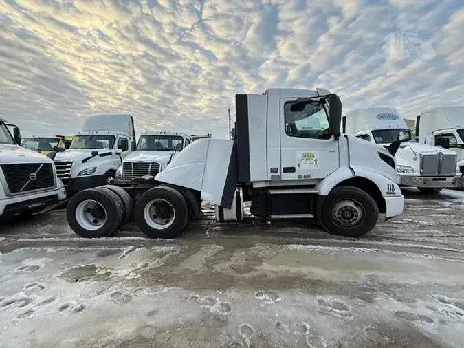 2018 VOLVO VNR64T300