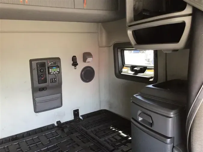 2021 VOLVO VNL740