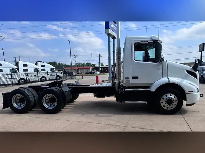 2025 VOLVO VNR64T300