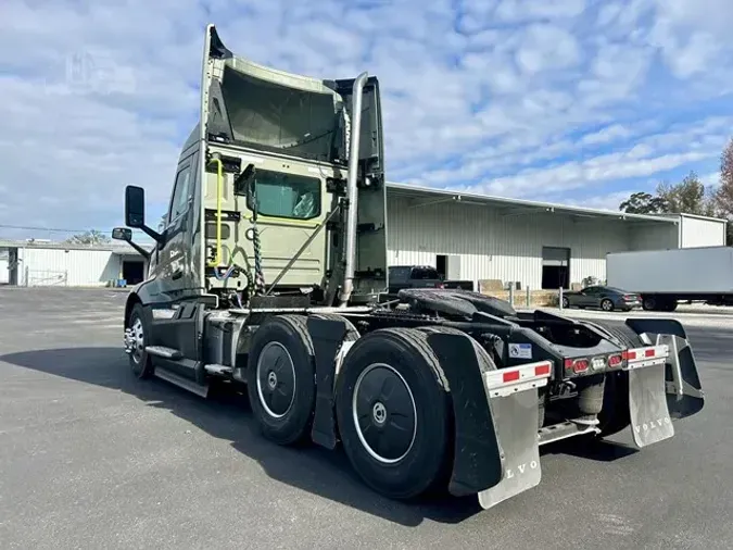 2025 VOLVO VNL64T300