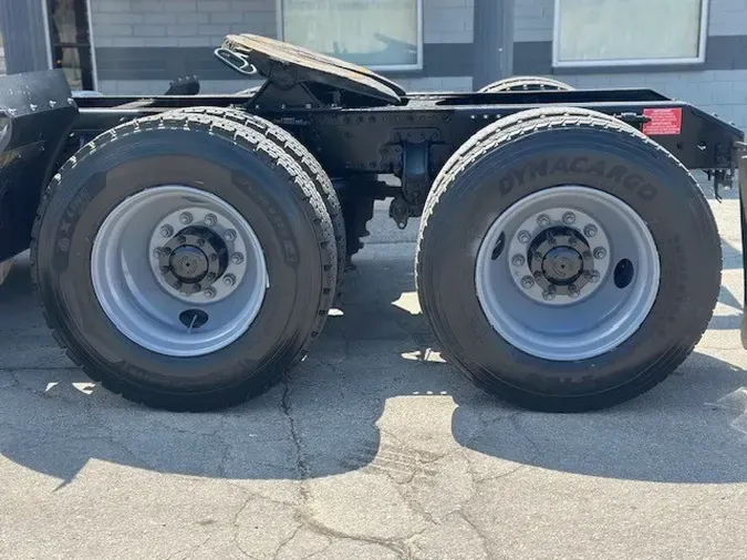 2020 VOLVO VNR64T300