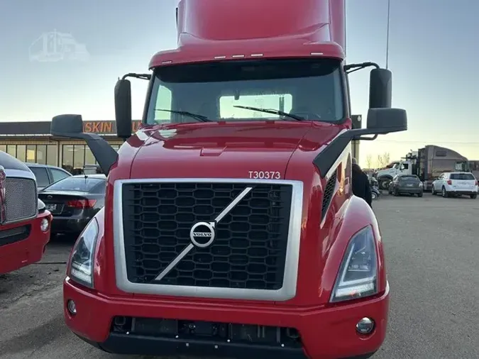 2021 VOLVO VNR64T300