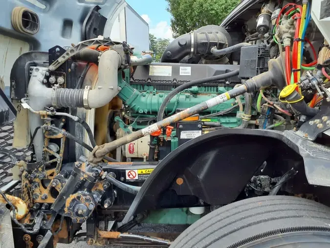 2019 VOLVO VNL64T-300