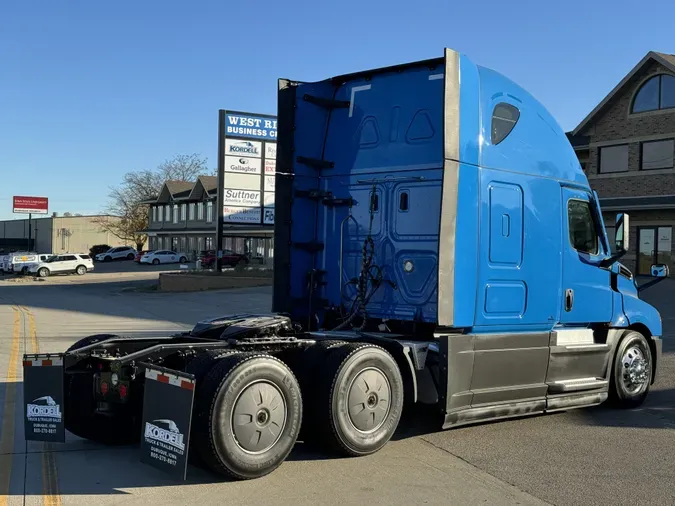 2021 FREIGHTLINER Cascadia 126