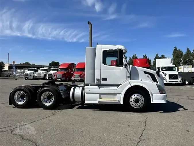 2012 VOLVO VNL64T300