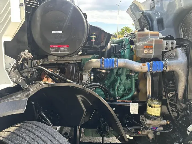2024 VOLVO VNL64T760