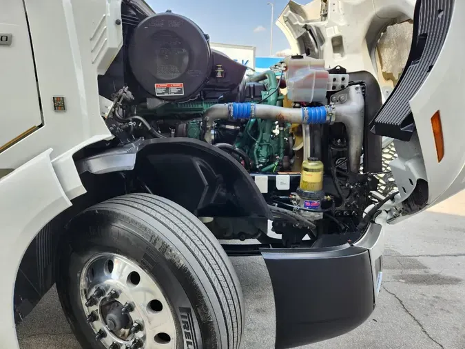 2022 VOLVO VNL64T860