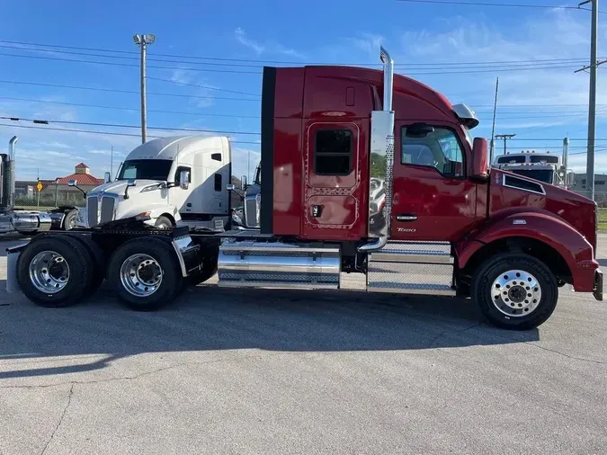 2025 Kenworth T880