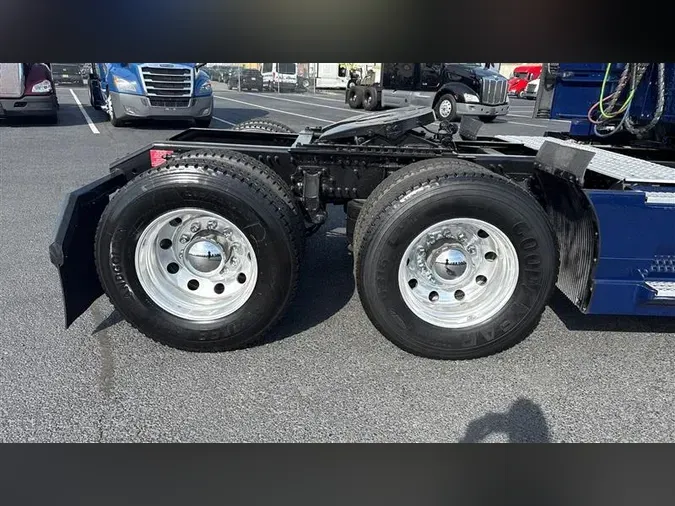 2022 VOLVO VNL760