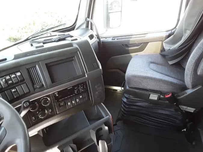 2020 VOLVO VNL64T-760