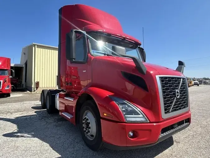 2020 VOLVO VNR64T300