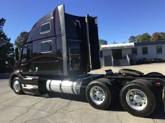 2021 VOLVO VNL860