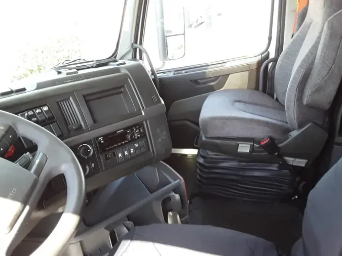 2020 VOLVO VNL64T-760