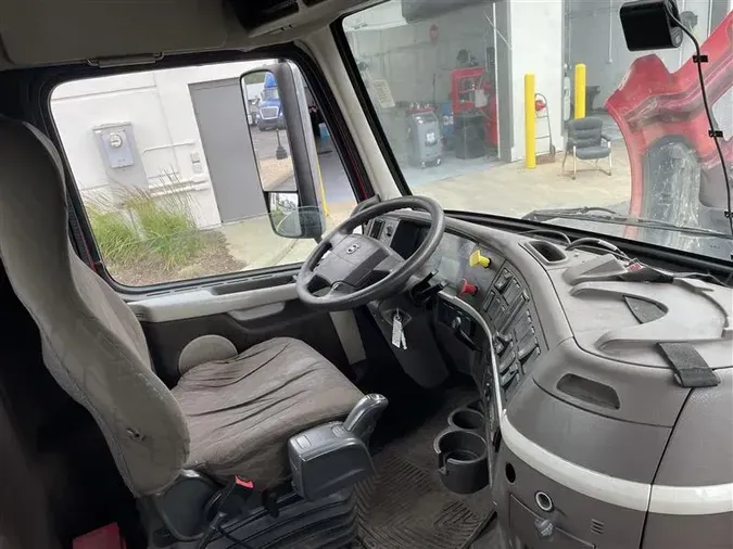 2015 VOLVO VNL300