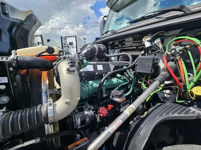2022 VOLVO VNL64T740