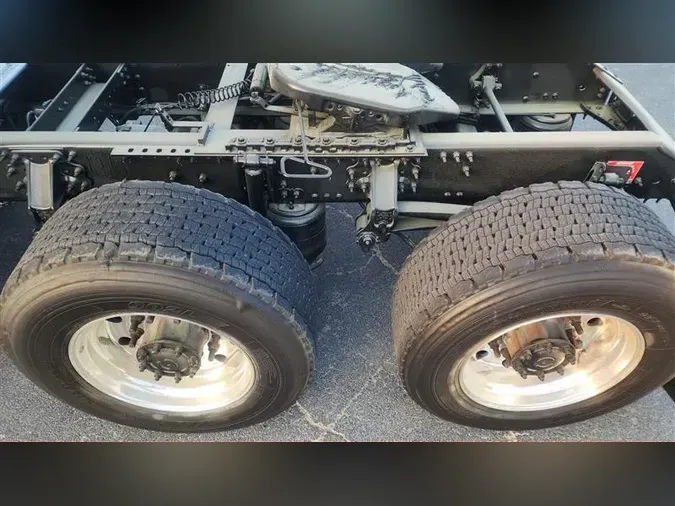 2021 VOLVO VNR64T640