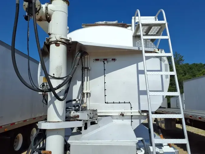 2012 UTILITY TRAILERS TANKER TRAILER