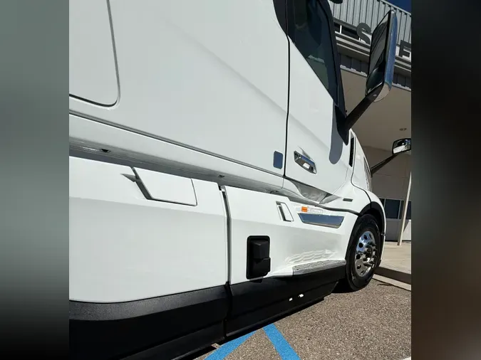 2025 VOLVO NEW VNL64T860