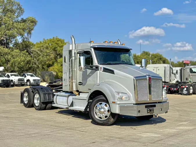 2022 KENWORTH T880